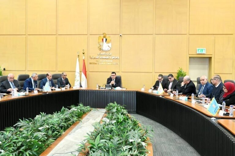 وزير الإسكان وقيادات الوزارة