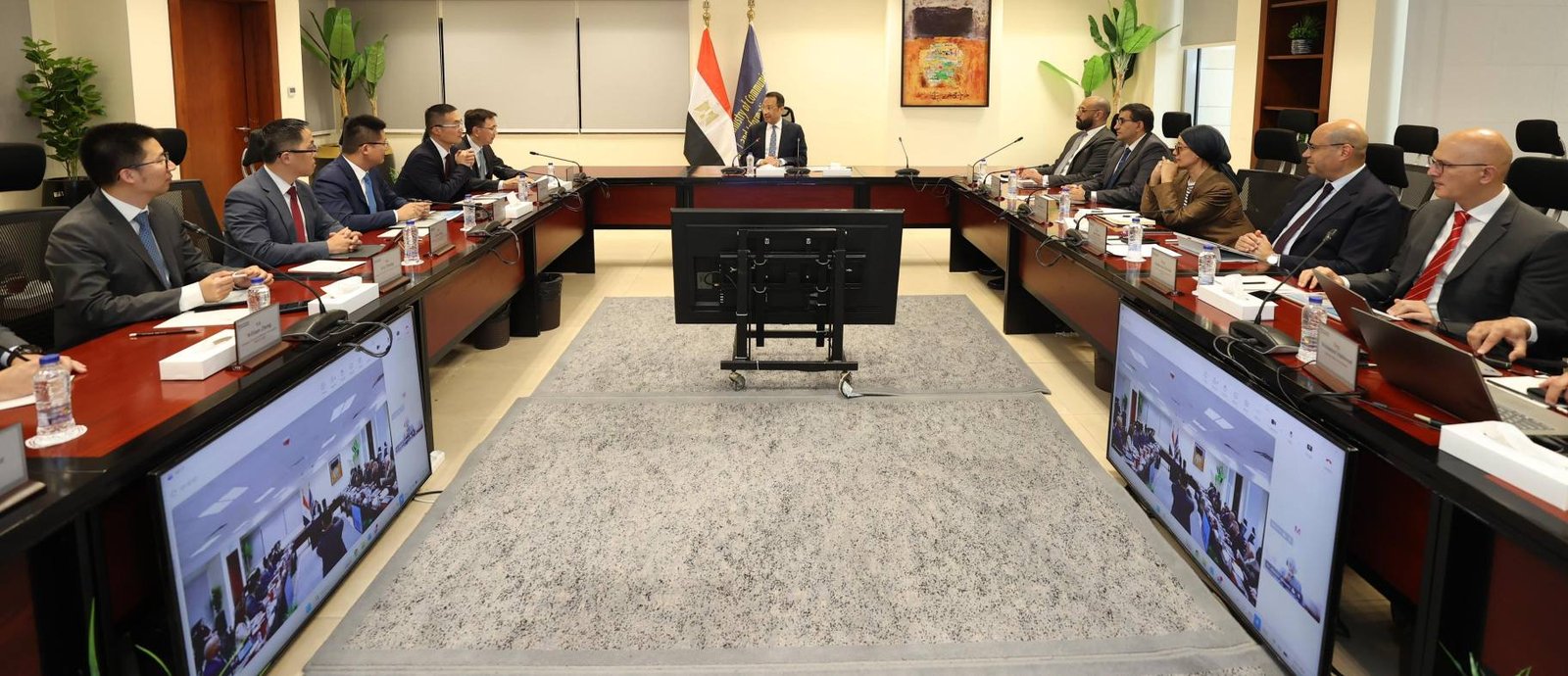 وزير الاتصالات ومسؤولي شركة هواوي