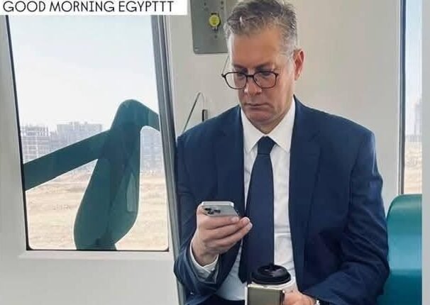 وزير البترول يركب المونوريل
