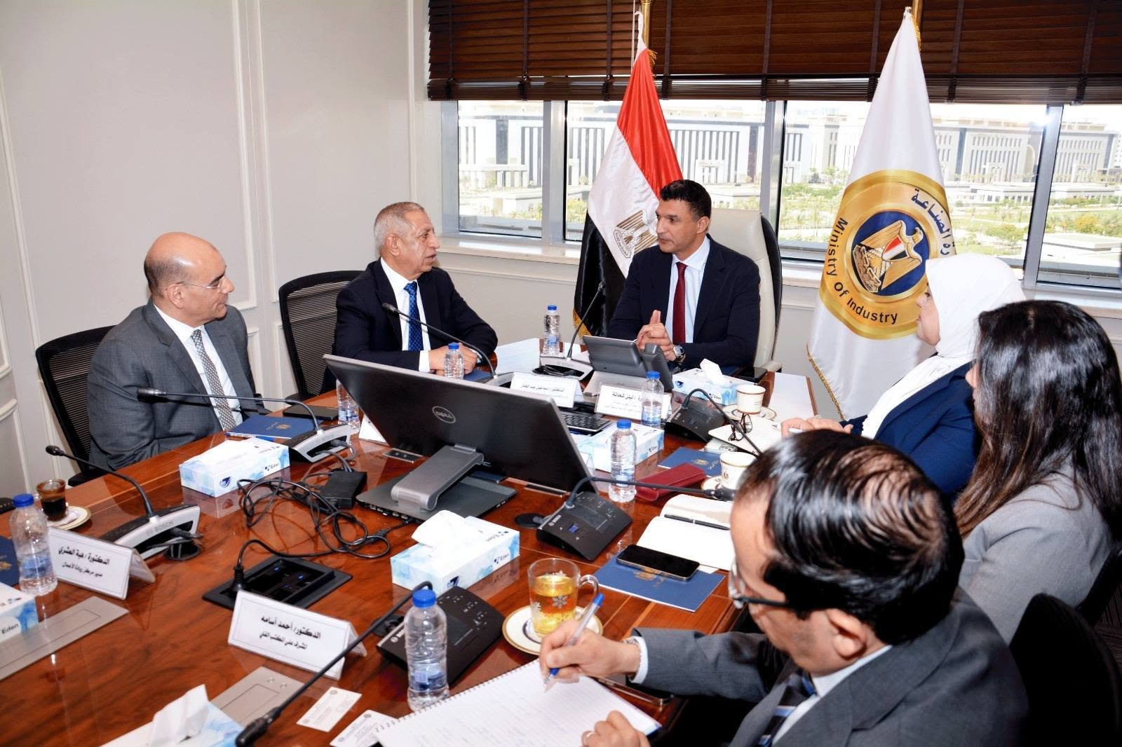 وزير الصناعة ورئيس الأكاديمية العربية للعلوم